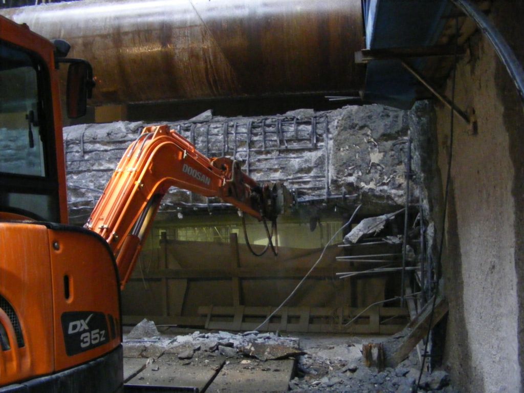 4-es metro Szent Gellért téri állomás résfal bontási munkálatok